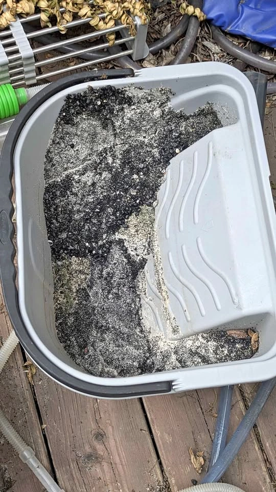Aquarium sand (plus bucket)