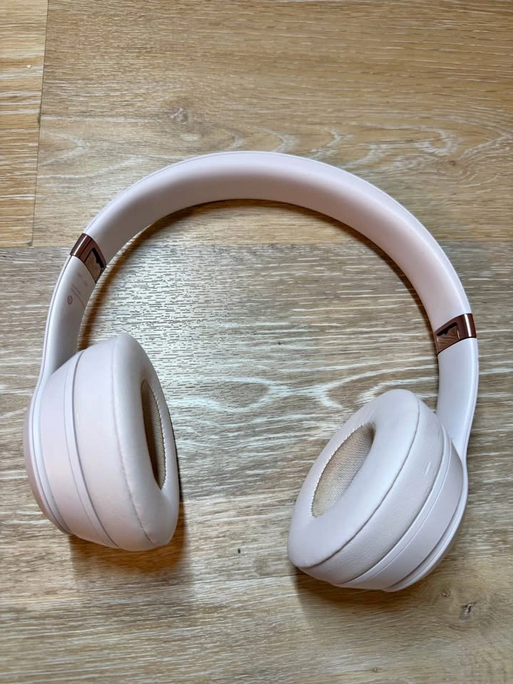 Beats Solo4 Wireless Headphones - pink