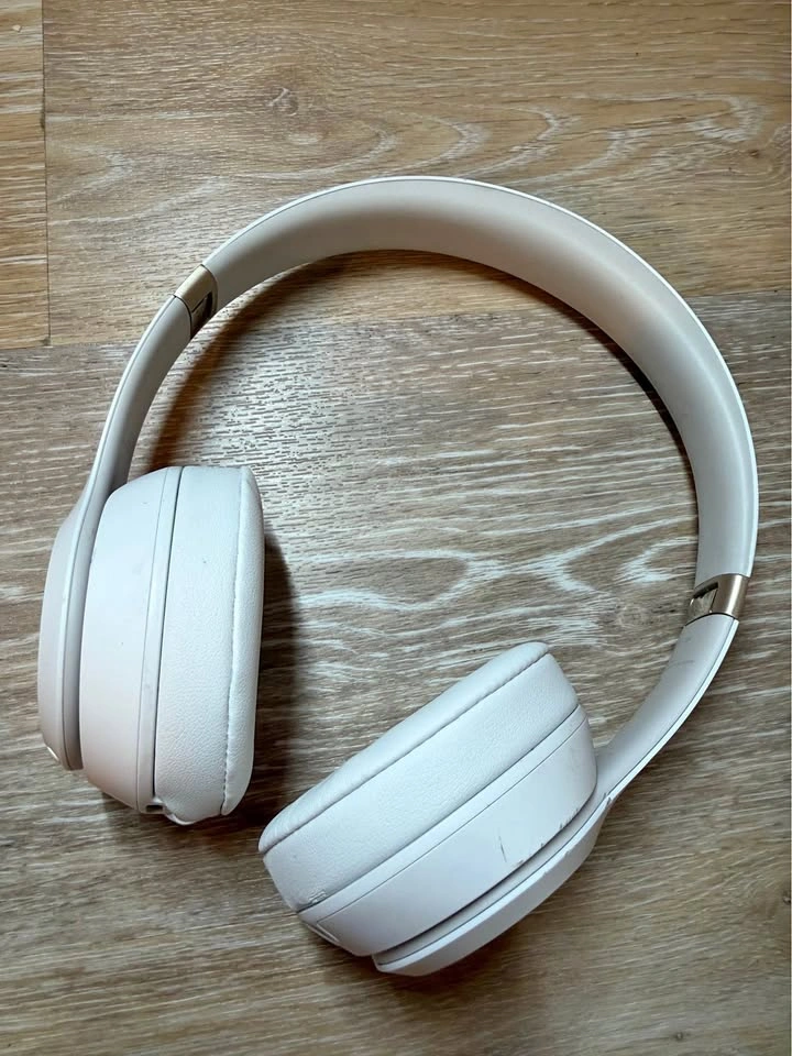 Beats solo 4 Wireless Over-Ear Headphones
