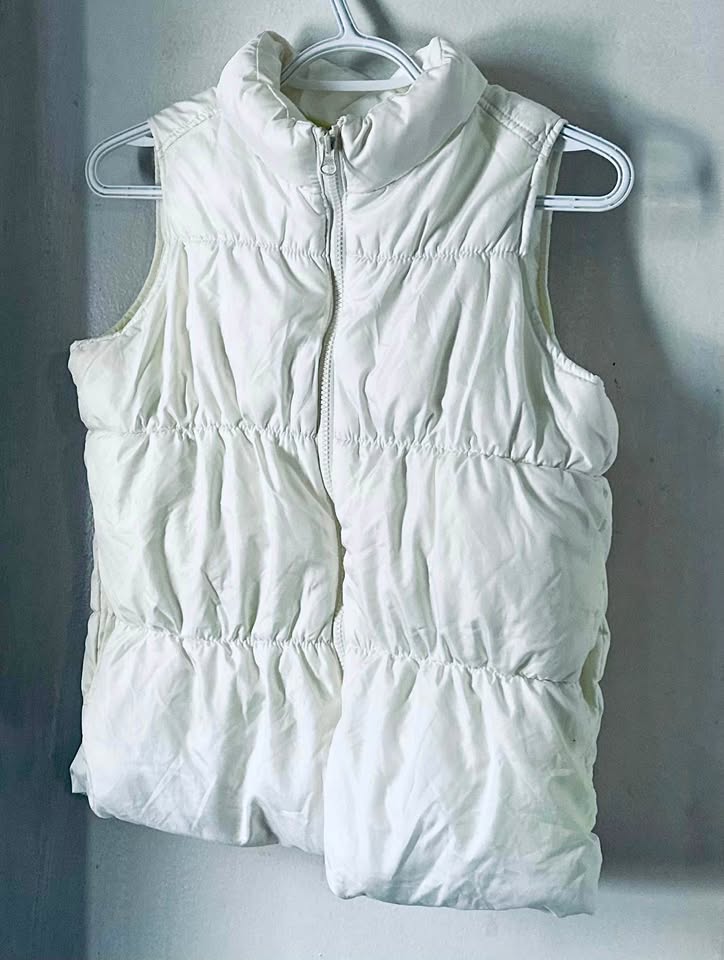 GIRLS PUFFER VEST SIZE:XL BRAND:OLD NAVY PRICE:$15 USE LIKE NEW