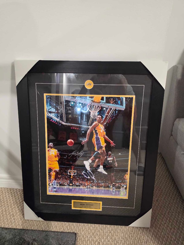 Framed Kobe Bryant Autographed Photo (16x20)