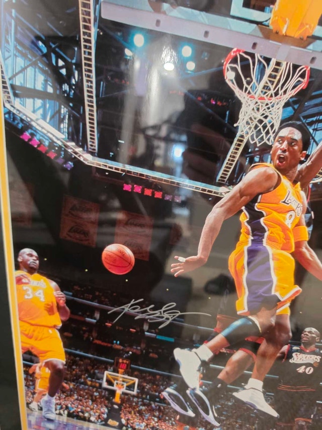 Framed Kobe Bryant Autographed Photo (16x20) - photo 2