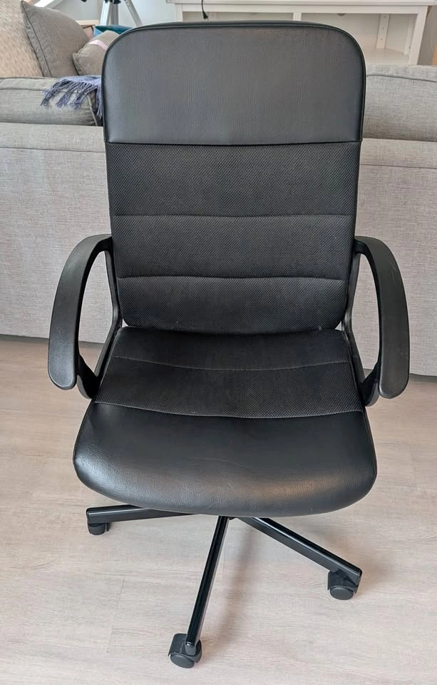 Black desk chair