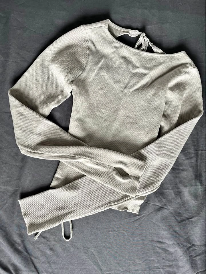 Assorted long sleeve top