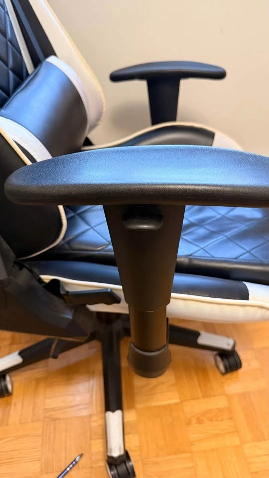 Gaming chair with adjustable height and arm - photo 2