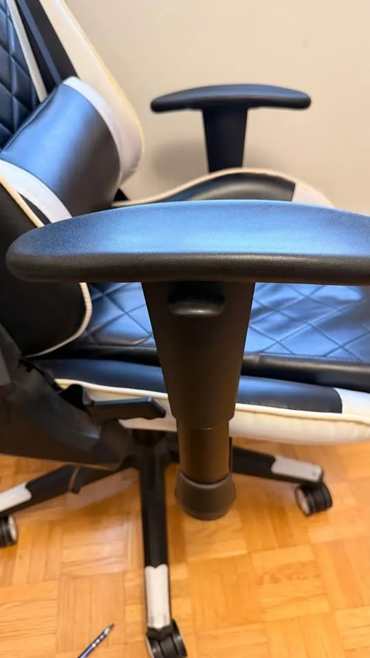Gaming chair with adjustable height and arm - photo 2