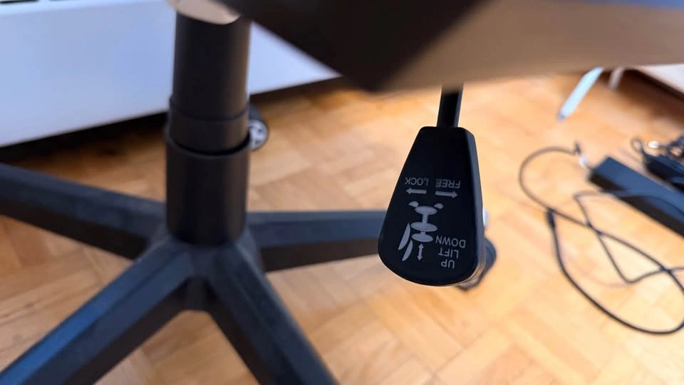Gaming chair with adjustable height and arm - photo 3