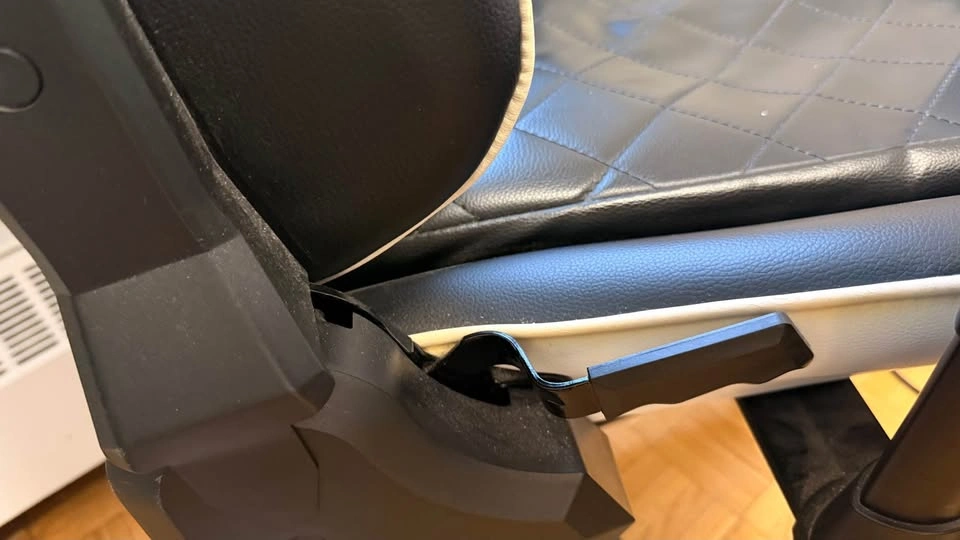 Gaming chair with adjustable height and arm - photo 4