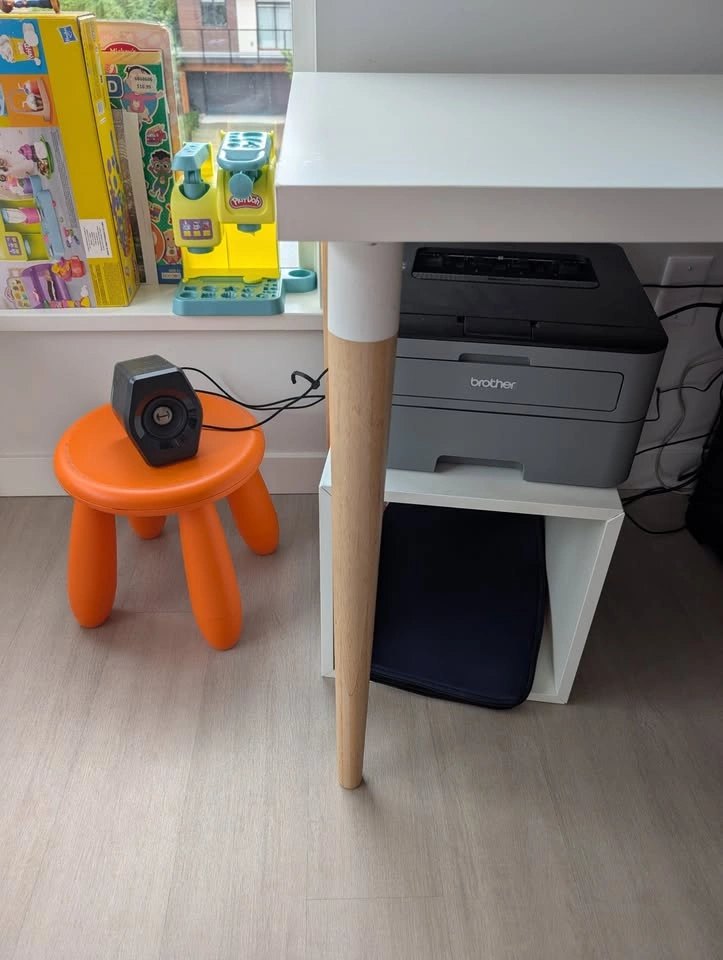 White Desk with Bamboo legs - photo 5