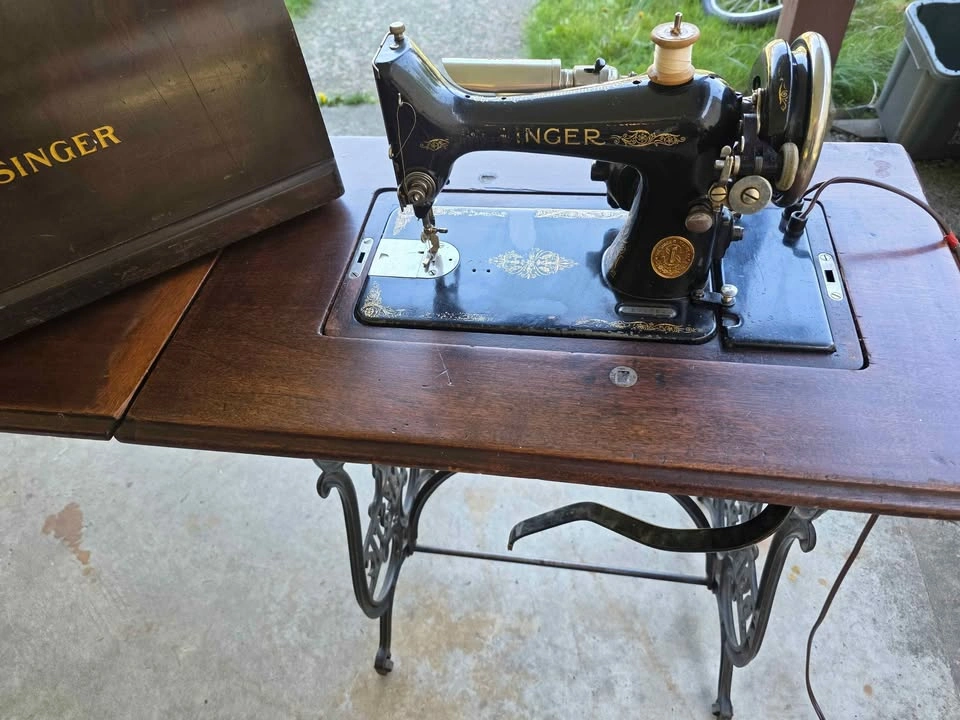 Antique 1930s Singer - Museum Quality Decor - photo 2
