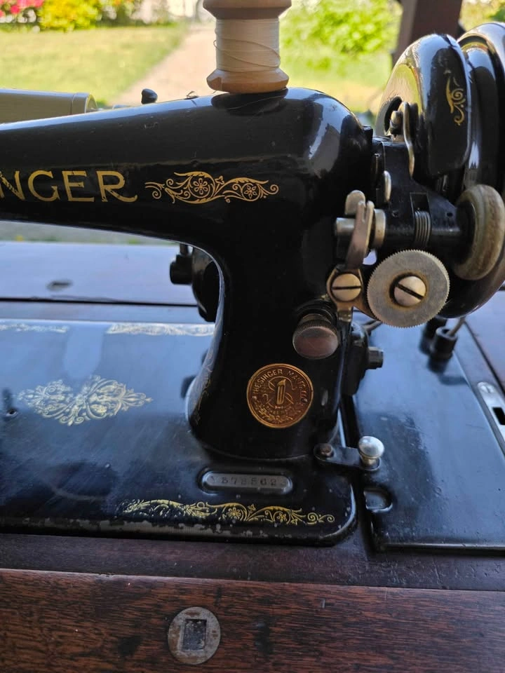Antique 1930s Singer - Museum Quality Decor - photo 3
