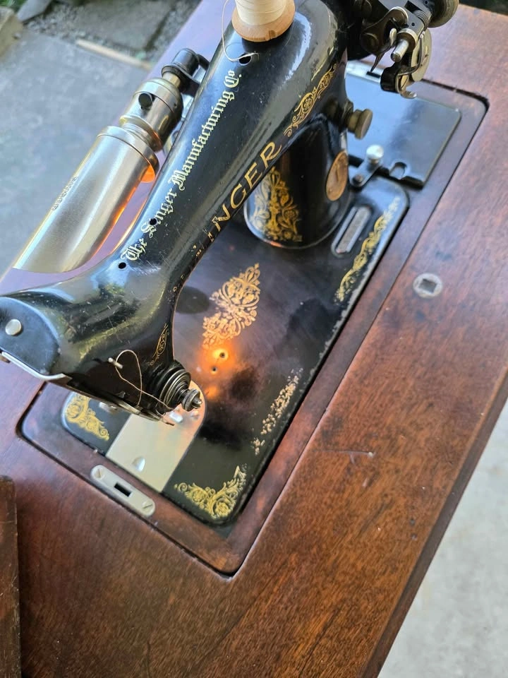 Antique 1930s Singer - Museum Quality Decor - photo 4