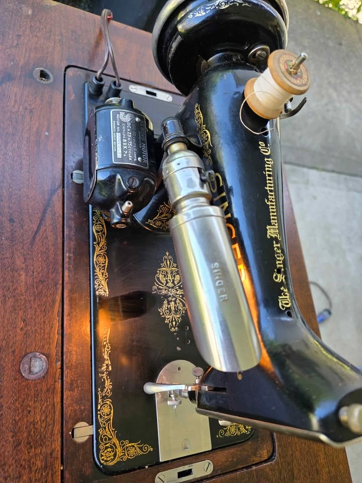 Antique 1930s Singer - Museum Quality Decor - photo 5