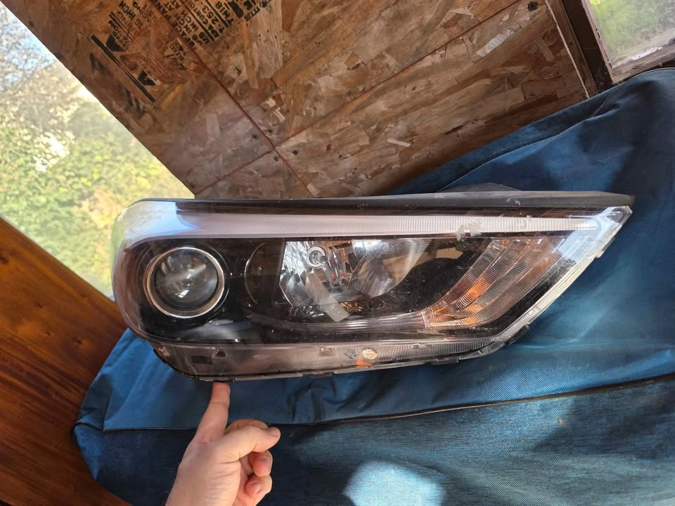 OEM Passenger Side Headlight for 2016-2018 Hyundai Tucson - photo 2