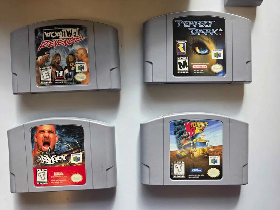 Nintendo 64 Console Bundle with Games and Controllers - photo 2