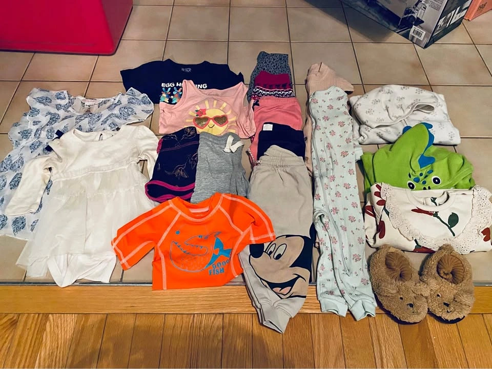 Toddlers clothing 18 pieces- size 12-18 Months
