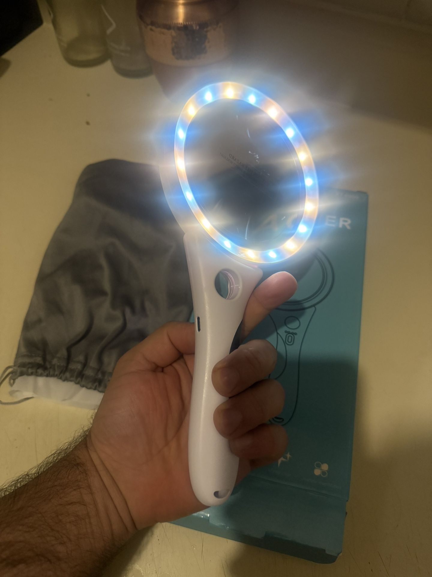 Rechargeable Magnifying Glass with 18 LED Light - photo 4