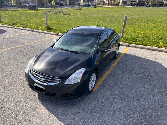2011 Nissan Altima 3.5 SR with V6 Engine Sunroof
