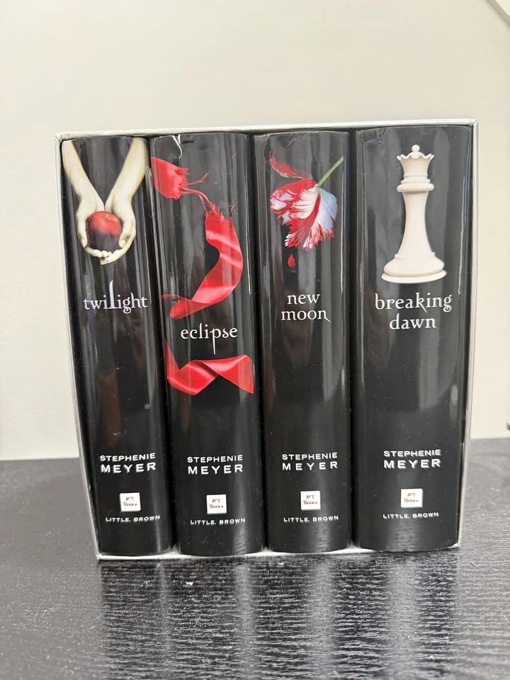 Twilight Saga Complete 4-Book Hardcover Box Set - Stephenie Meye
