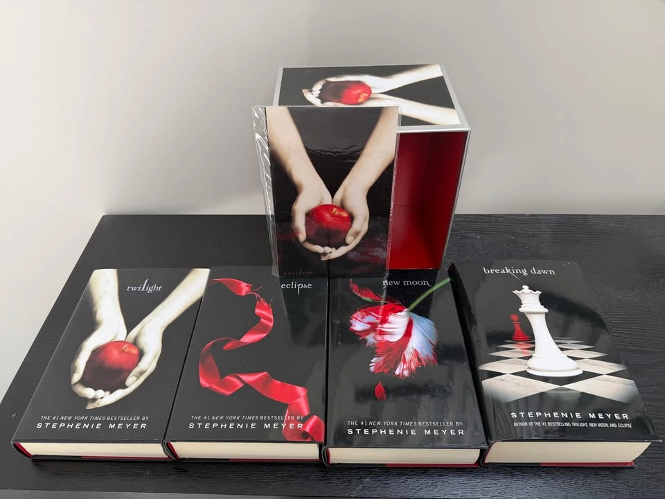 Twilight Saga Complete 4-Book Hardcover Box Set - Stephenie Meye - photo 2