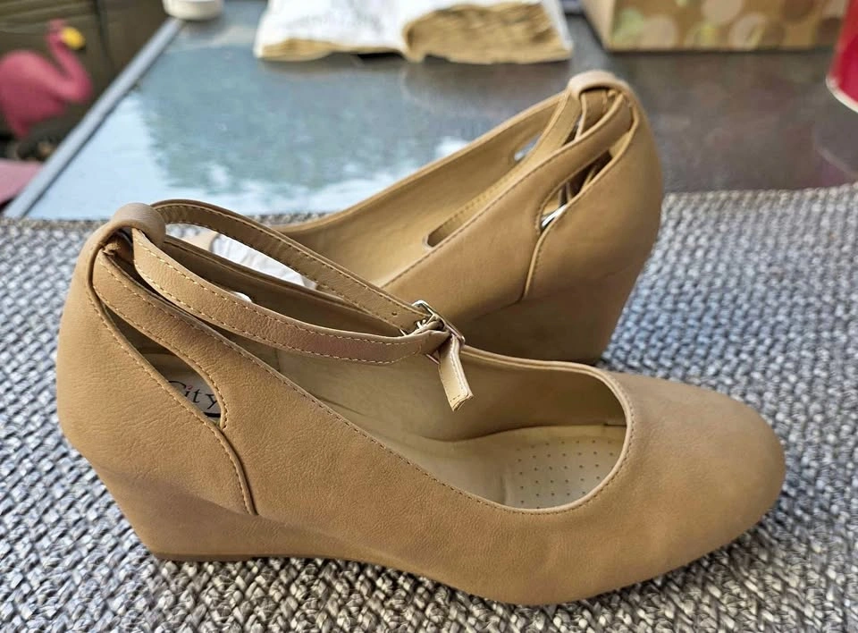 New beige wedge heel shoes