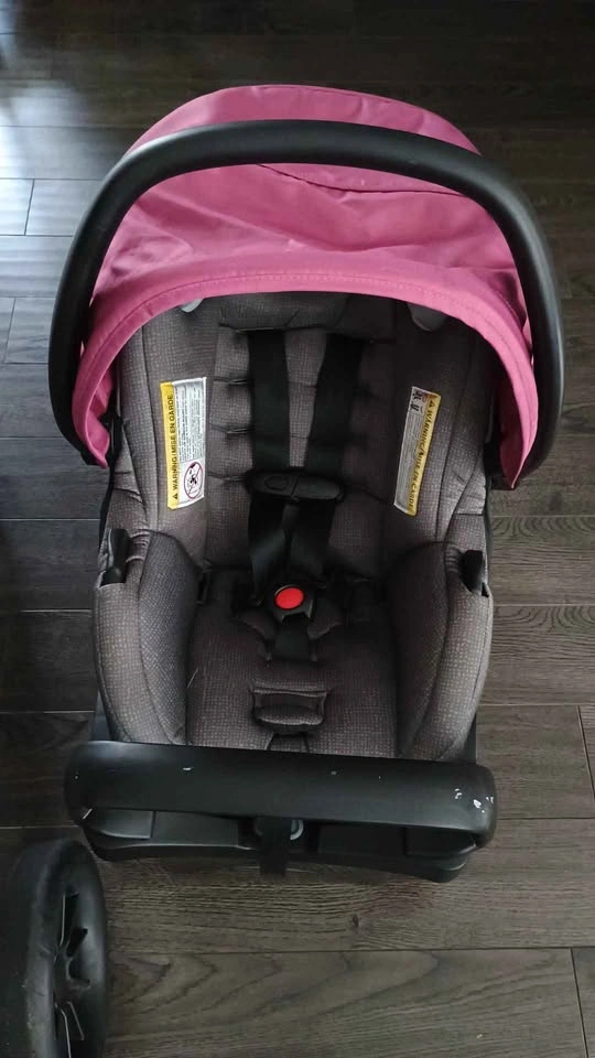 Evenflo Pivot Stroller and Car Seat - photo 4