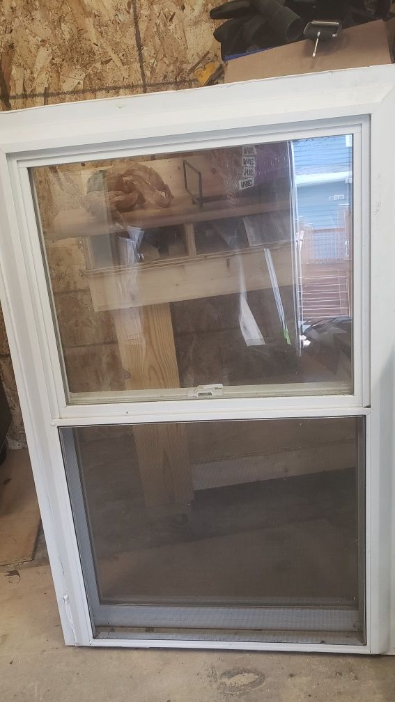 Like new low efficiency Windows (2) 29x45 and (1) 35x40 - photo 2