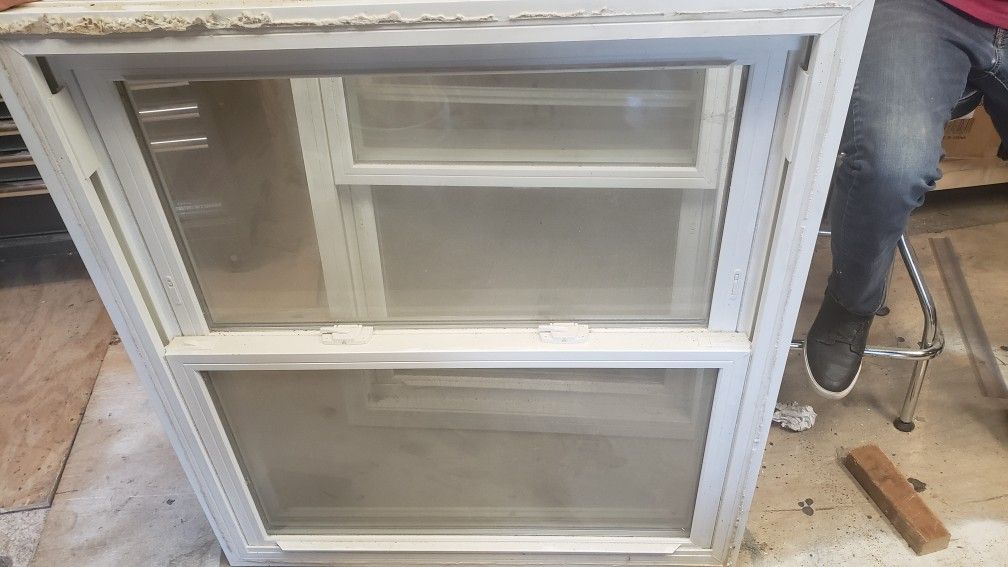Like new low efficiency Windows (2) 29x45 and (1) 35x40 - photo 5