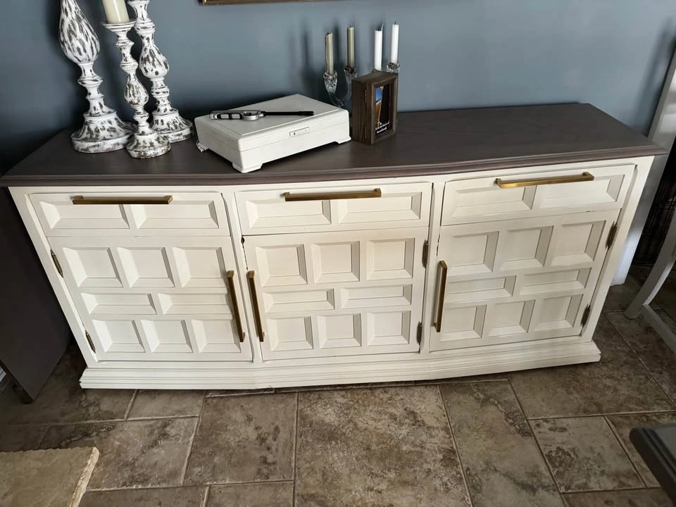 Solid Oak Dining Suite: Buffet, Bar, and Extension Table - photo 4