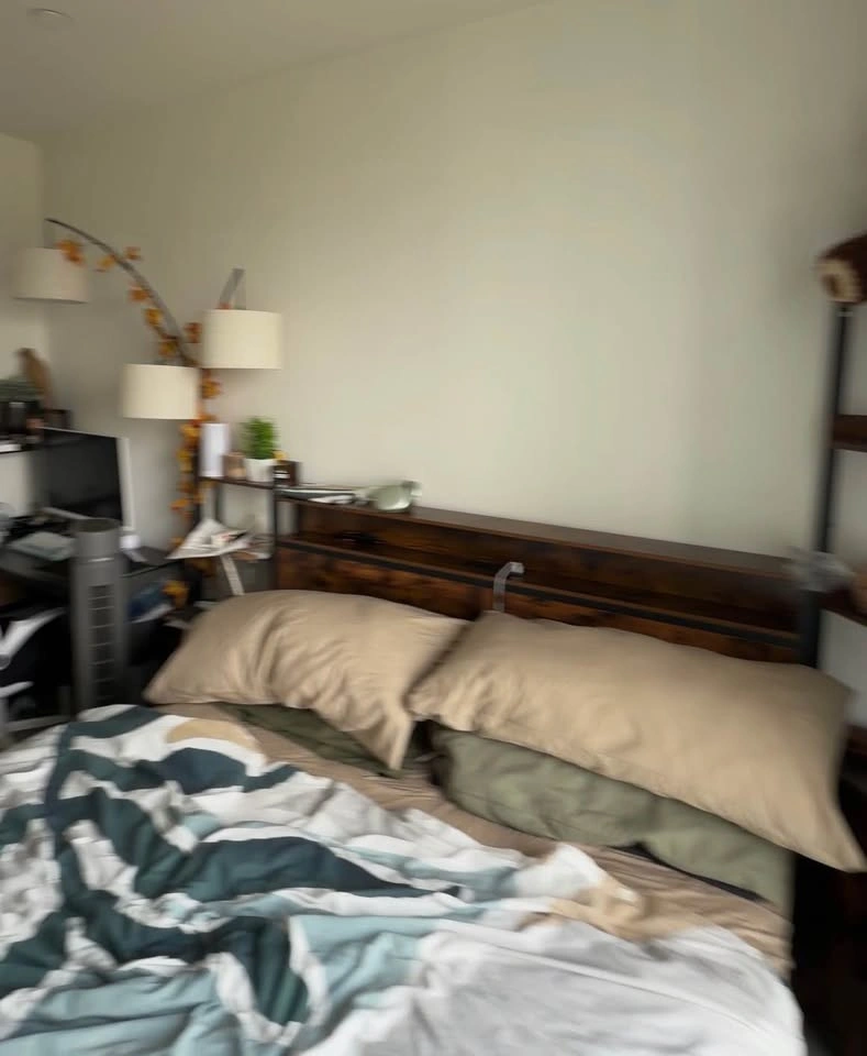 Queen Bed with power cable - photo 3