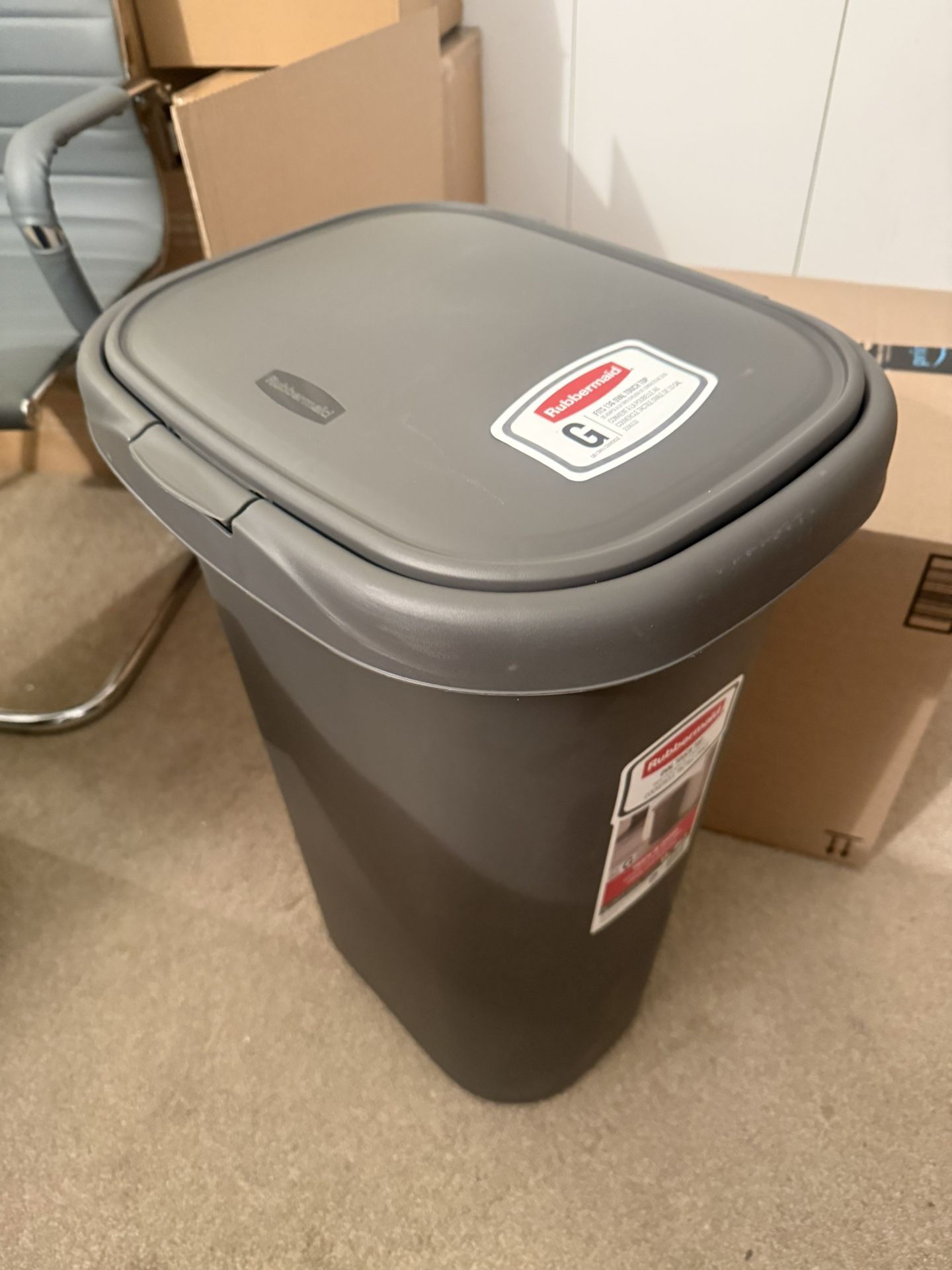 13 Gallon Gray Plastic Trash Can with Lid - photo 2