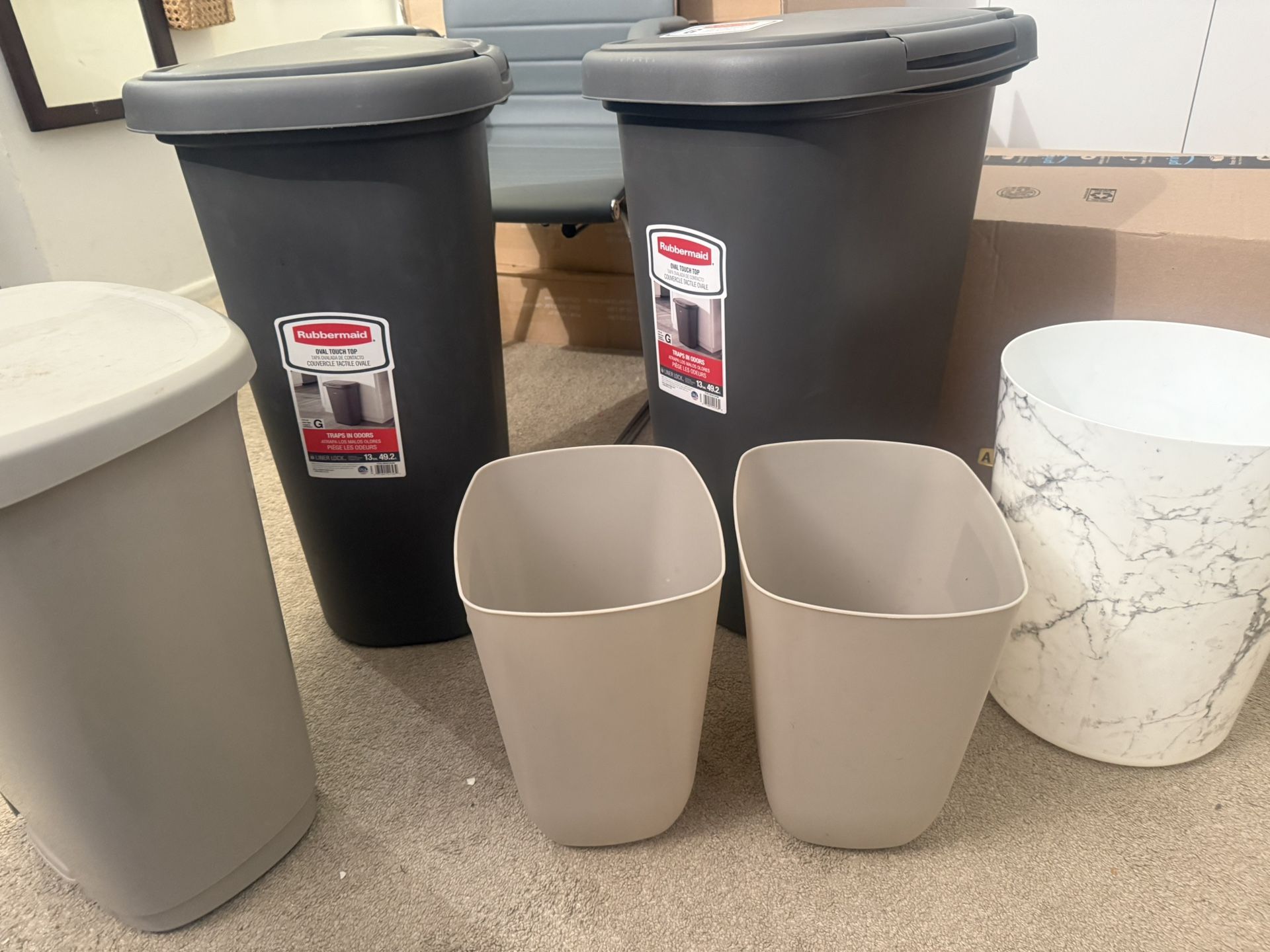 13 Gallon Gray Plastic Trash Can with Lid - photo 5
