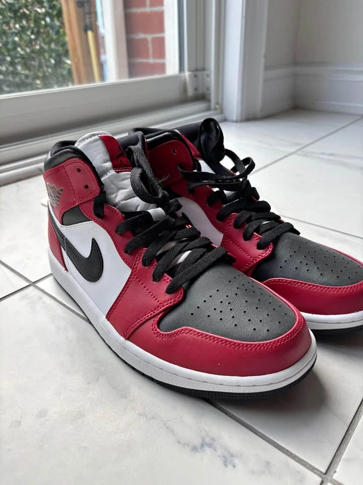 Nike Air Jordan Retro 1 mid Chicago Toe - Size 9.5