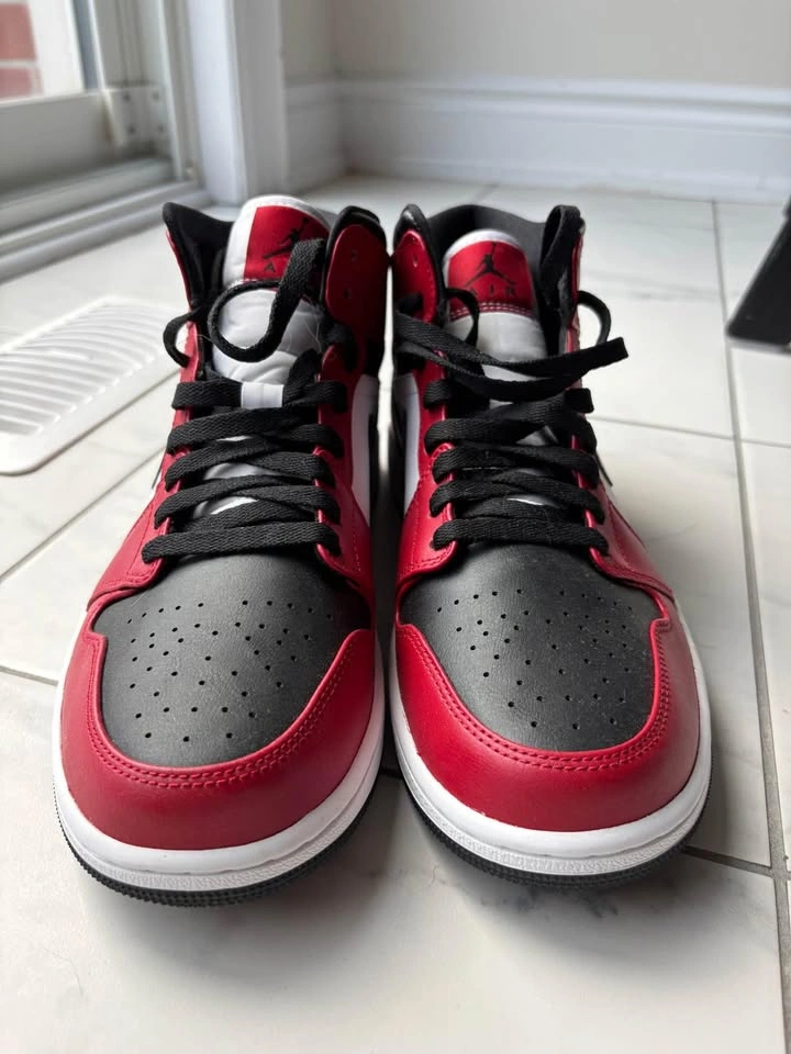 Nike Air Jordan Retro 1 mid Chicago Toe - Size 9.5 - photo 2