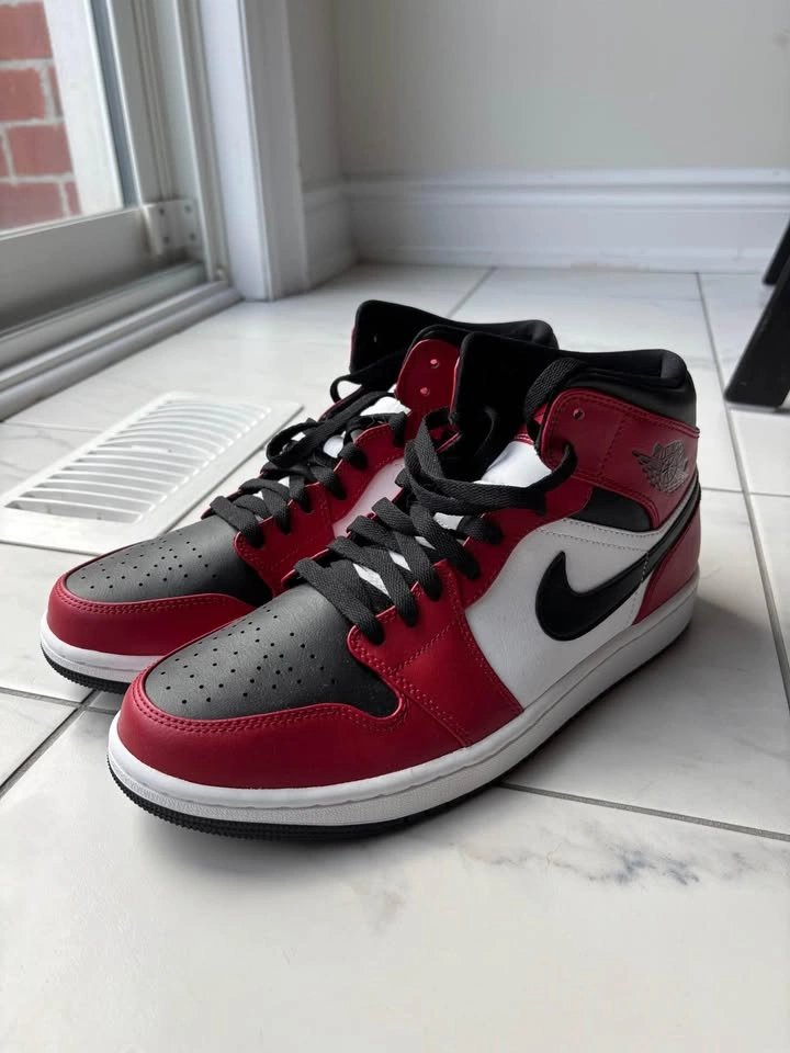 Nike Air Jordan Retro 1 mid Chicago Toe - Size 9.5 - photo 3