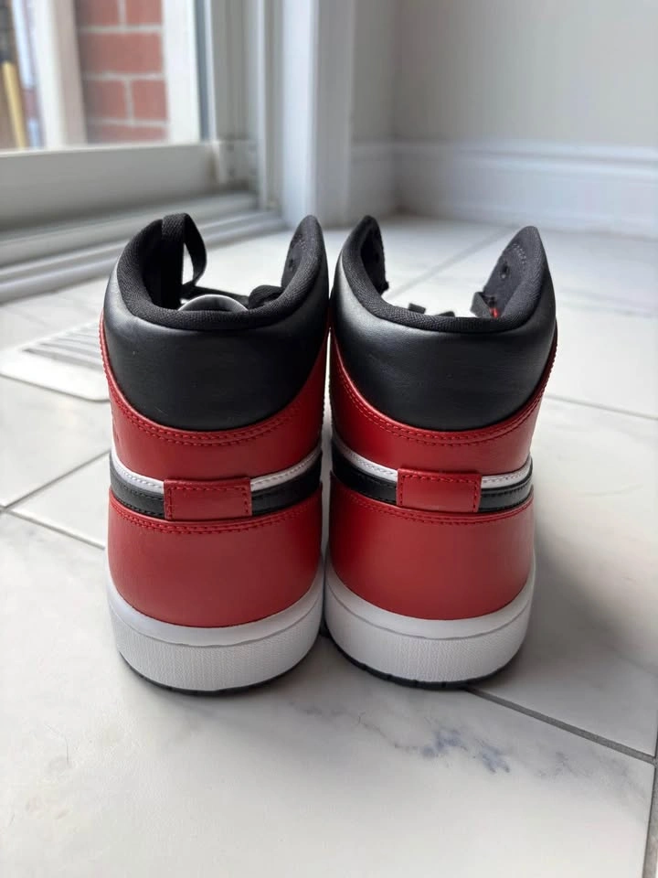 Nike Air Jordan Retro 1 mid Chicago Toe - Size 9.5 - photo 4