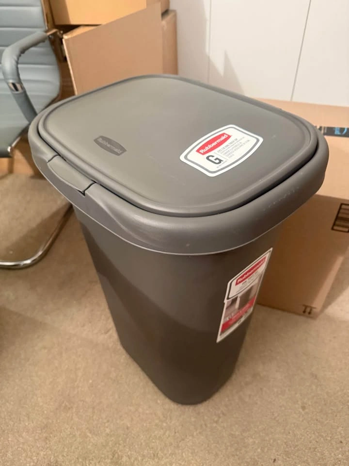 13 Gallon Trash Can with Lid - Gray Plastic - photo 2