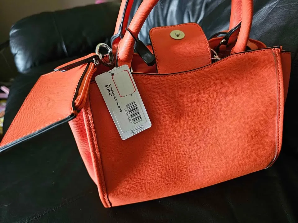 Brand new guess purse ( with tags on) image indicator(2)