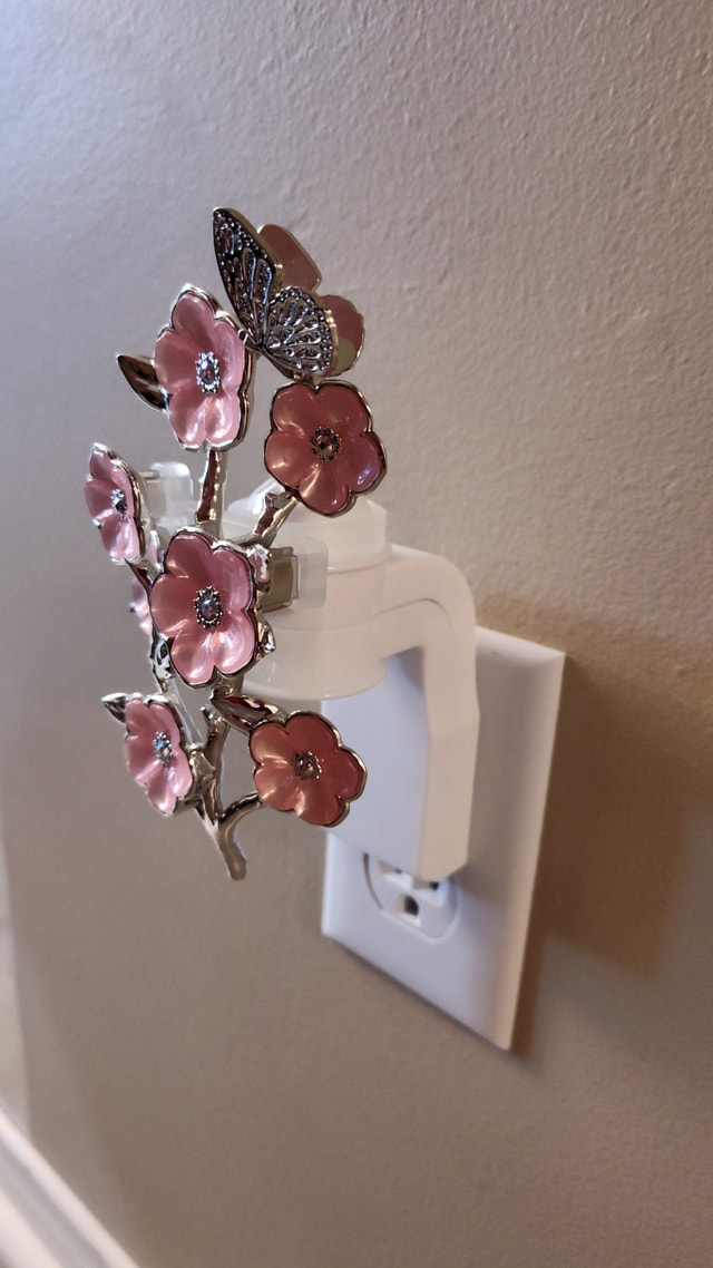 Bath & Body Works Wallflower Plug and Refills - photo 2