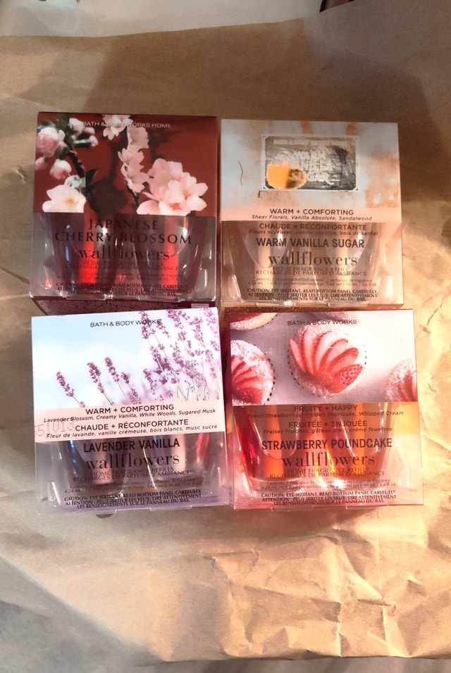Bath & Body Works Wallflower Plug and Refills - photo 4