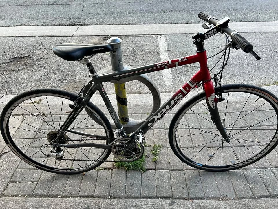 Lightweight Opus hybrid/road aluminum/carbon bike 54cm/21”