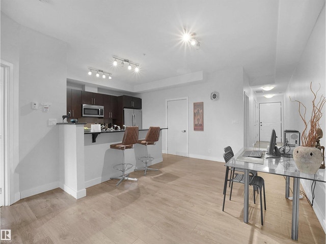 Luxury 1-Bed Condo near UofA, Queen Alexandra with Parking - photo 4