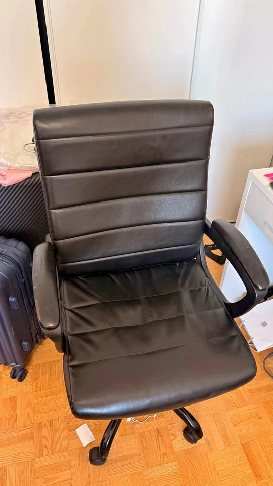 Office chair with adjustable height