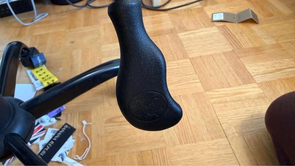 Office chair with adjustable height - photo 4
