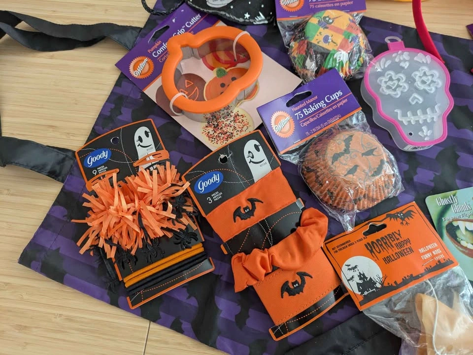 NEW Halloween Items Lot– Costumes, Baking, Décor etc - photo 3