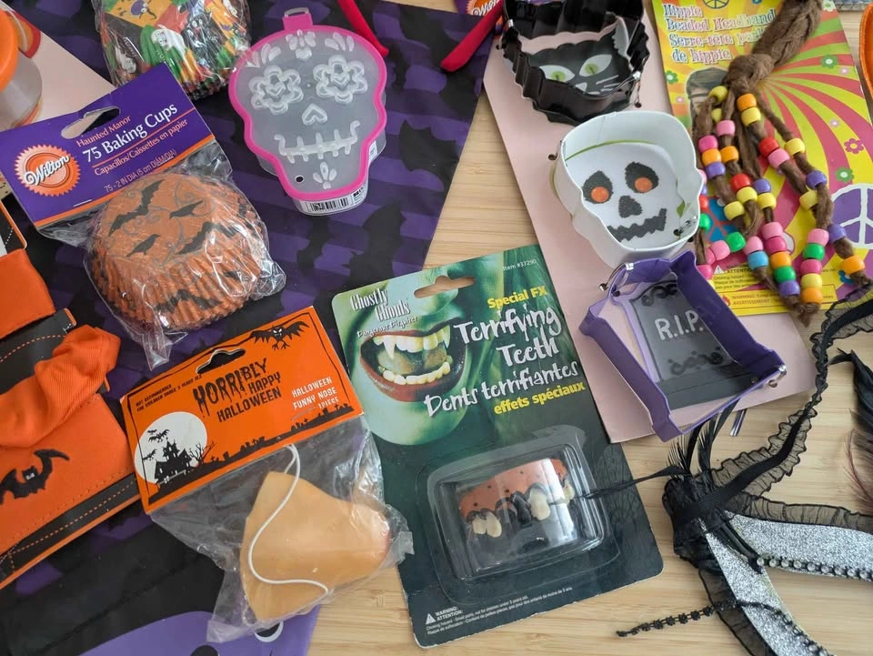 NEW Halloween Items Lot– Costumes, Baking, Décor etc - photo 4