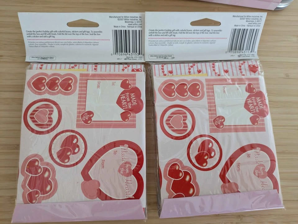 NEW 5 PCS Wilton Petite Heart Pan + Small Treat Boxes - photo 2