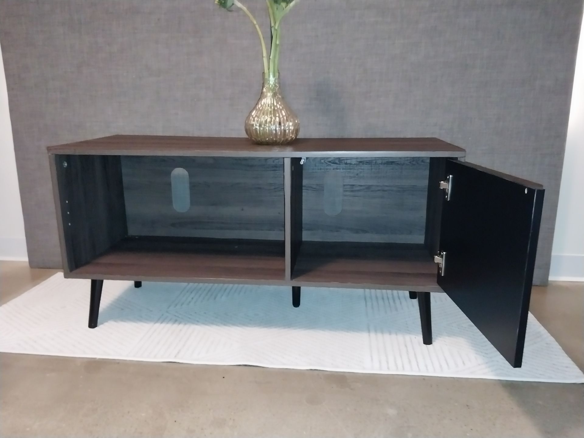 Modern TV Stand / Media Console – Excellent Condition - photo 2