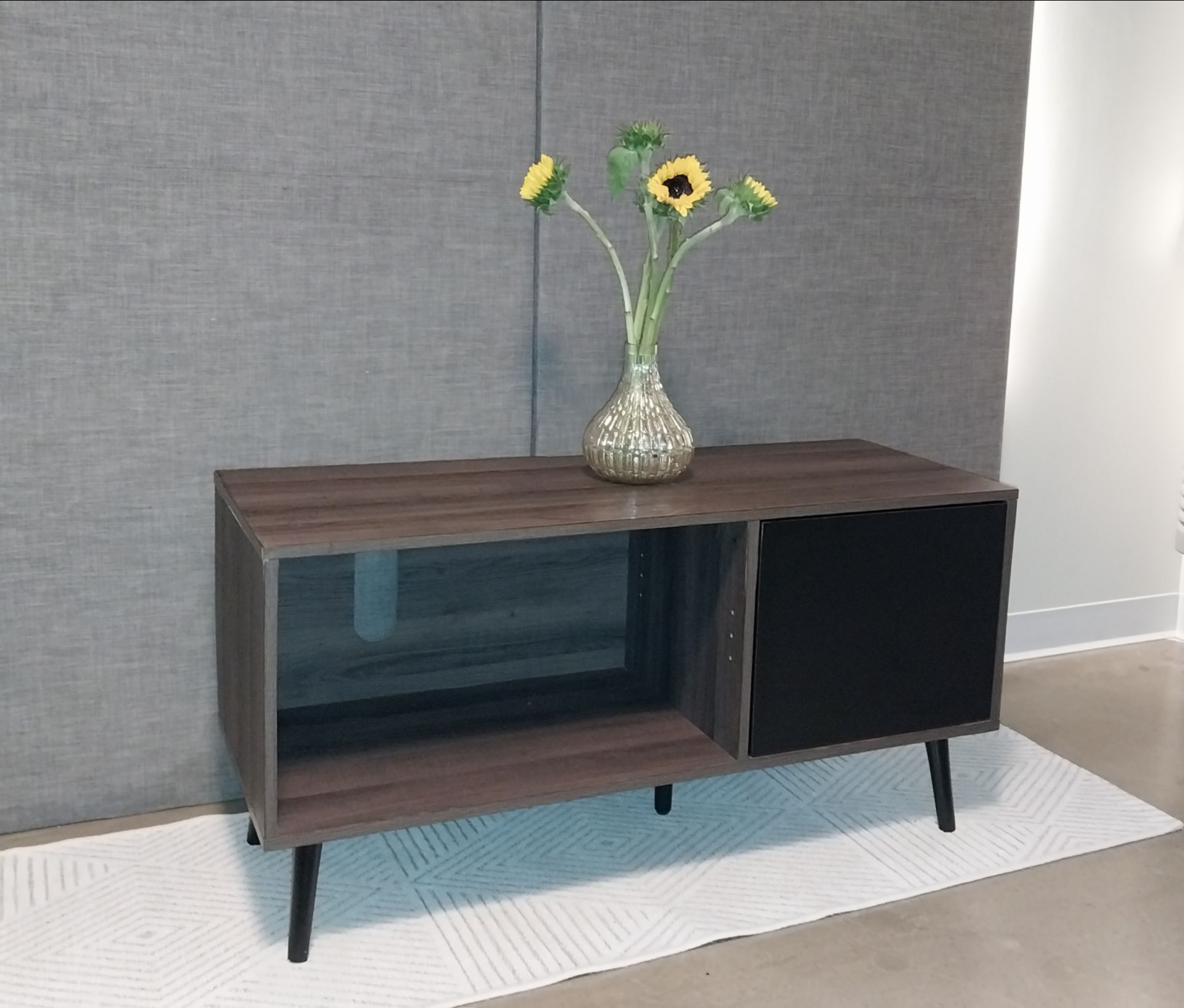 Modern TV Stand / Media Console – Excellent Condition - photo 5