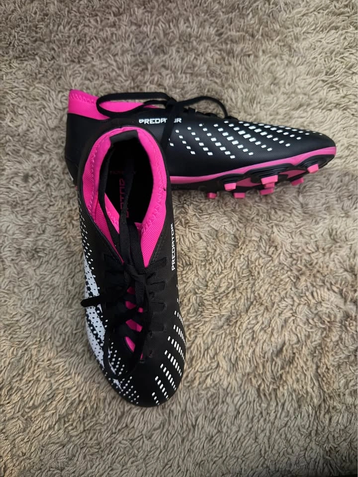 adidas Unisex Predator Accuracy.4 Soccer Shoe Size 6 Youth